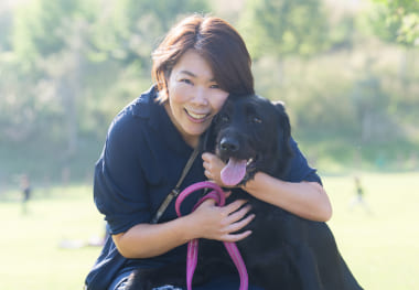 年配の女性と犬の写真
